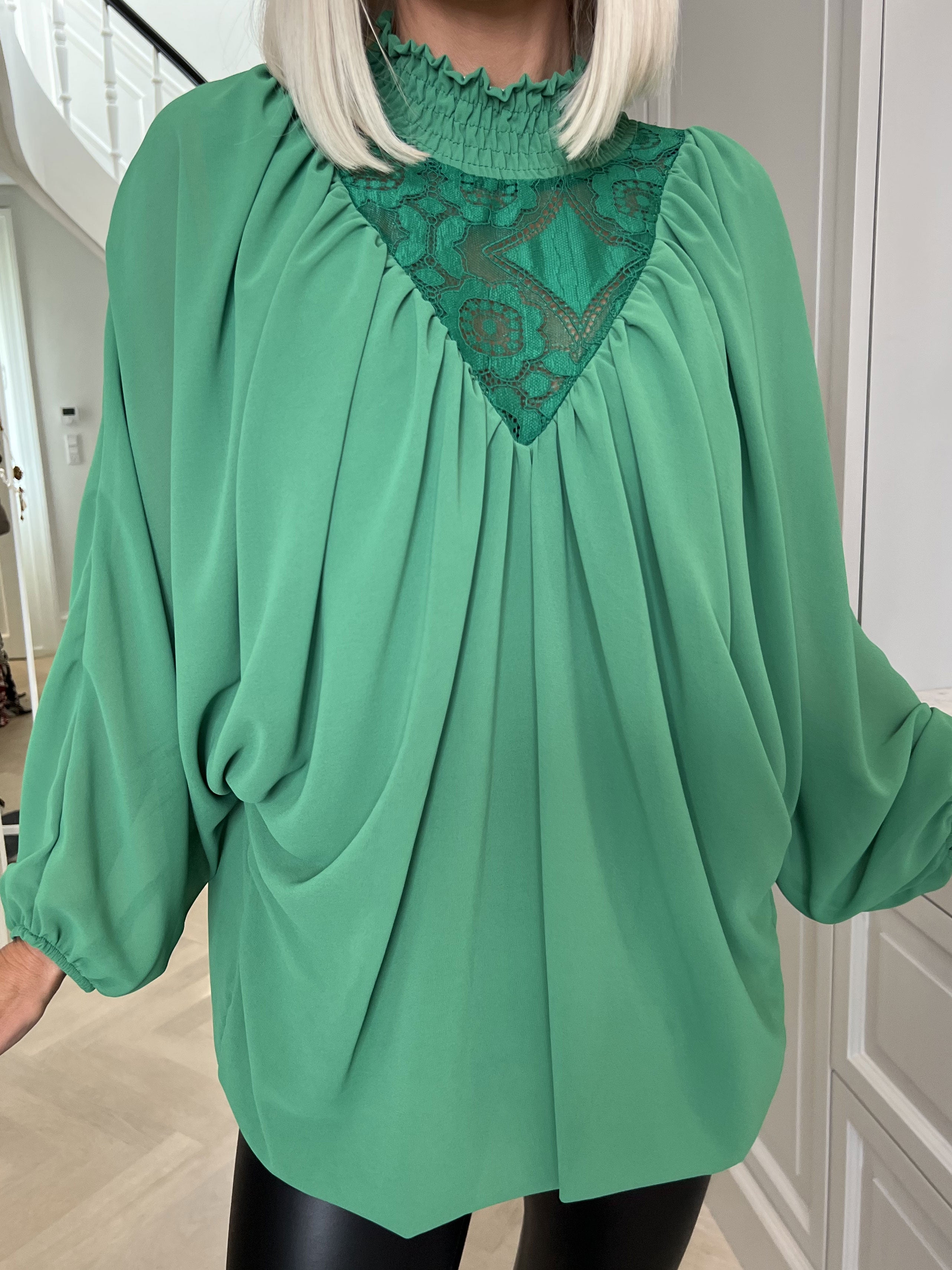 Edina - Söt blus med vida ballongärmar - Black